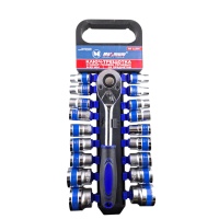 Ключ-трещотка и набор головок торцевых 8-32 мм, 19 предметов, "MAXIMUM" (2790) Ключ-трещотка и набор головок торцевых 8-32 мм, 19 предметов, "MAXIMUM" (2790)