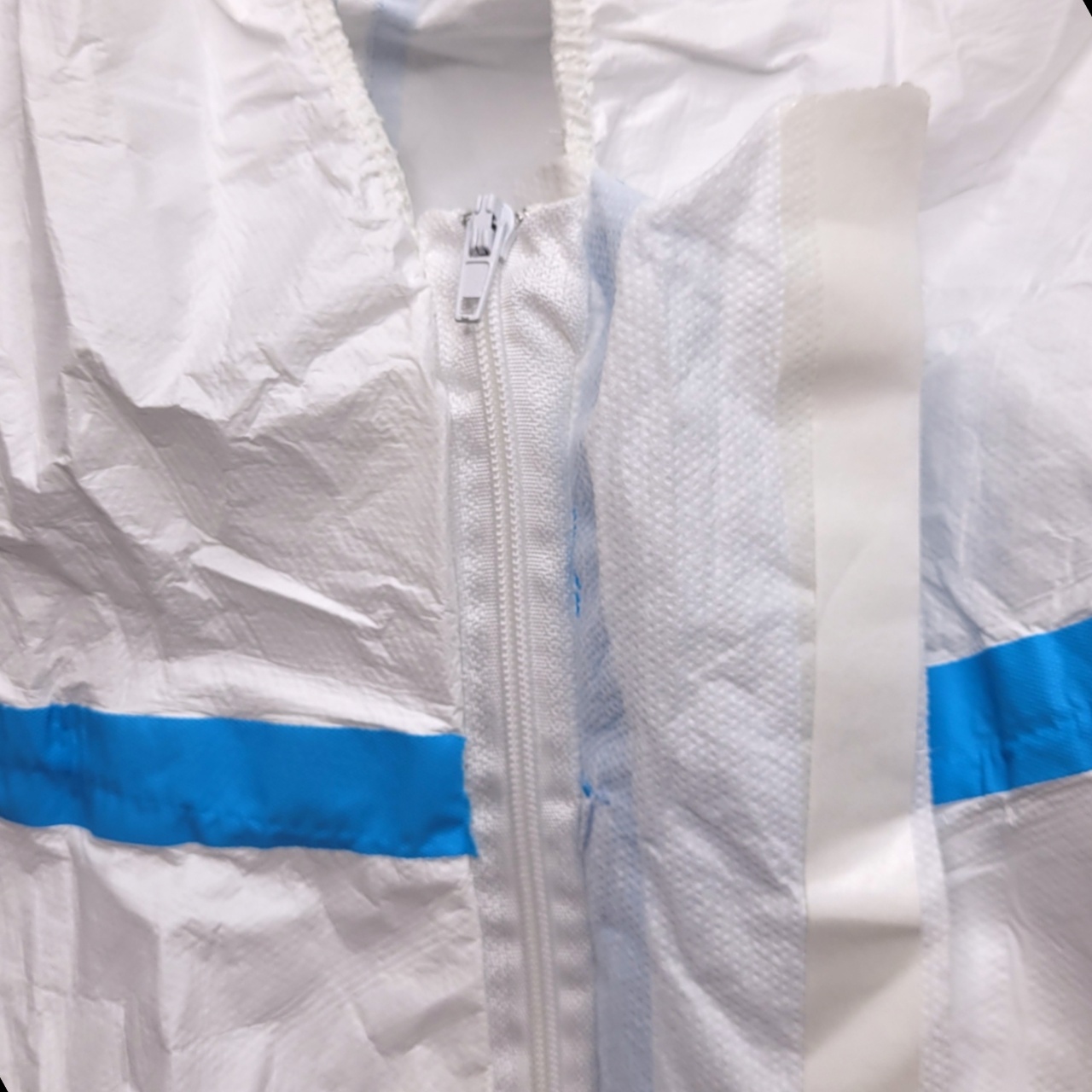 Купить оптом Комбинезон (костюм)  защитный XXL с бахилами и капюшоном, на молнии, 260 гр. Комбинезон (костюм)  защитный XXL с бахилами и капюшоном, на молнии, 260 гр. оптом