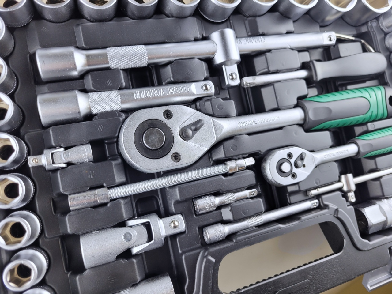 Купить оптом Набор инструментов для автомобиля 94 предмета CRV сталь Набор инструментов для автомобиля 94 предмета CRV сталь оптом