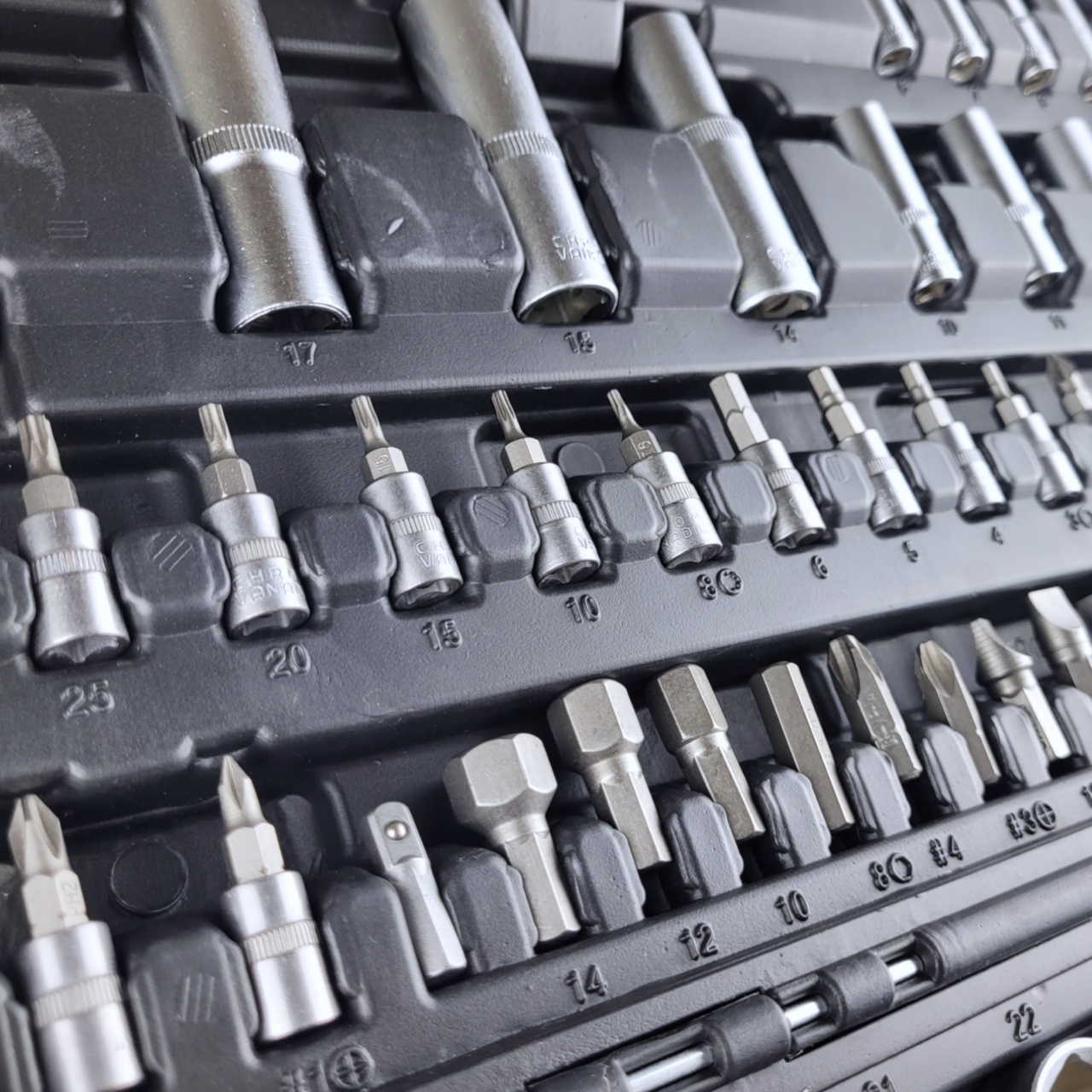 Купить оптом Набор инструментов для автомобиля 94 предмета CRV сталь Набор инструментов для автомобиля 94 предмета CRV сталь оптом