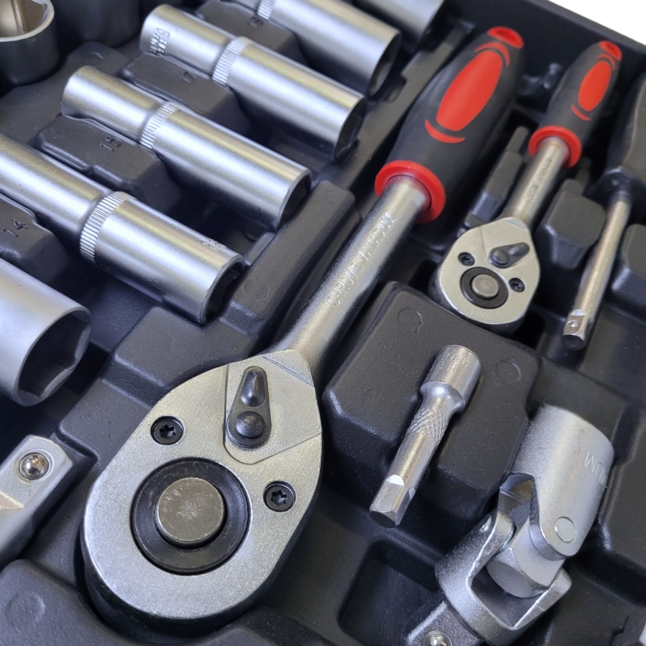 Купить оптом Набор инструментов для автомобиля 131 предмета, CRV сталь Набор инструментов для автомобиля 131 предмета, CRV сталь оптом