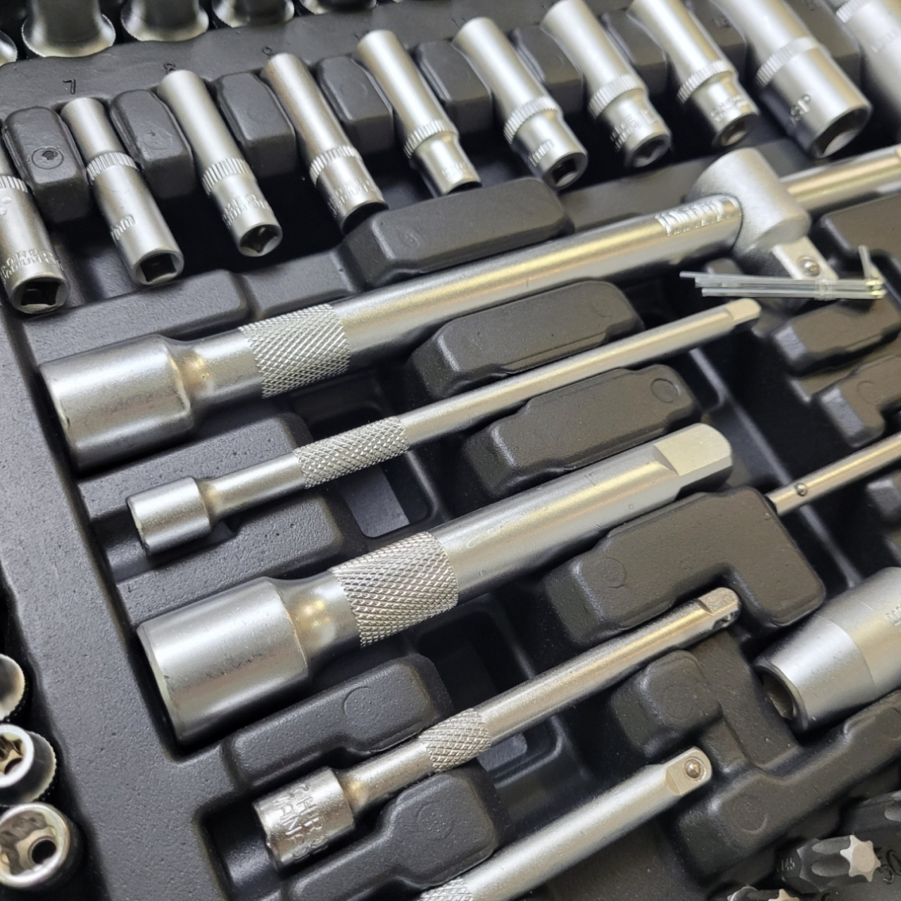 Купить оптом Набор инструментов для автомобиля 131 предмета, CRV сталь Набор инструментов для автомобиля 131 предмета, CRV сталь оптом