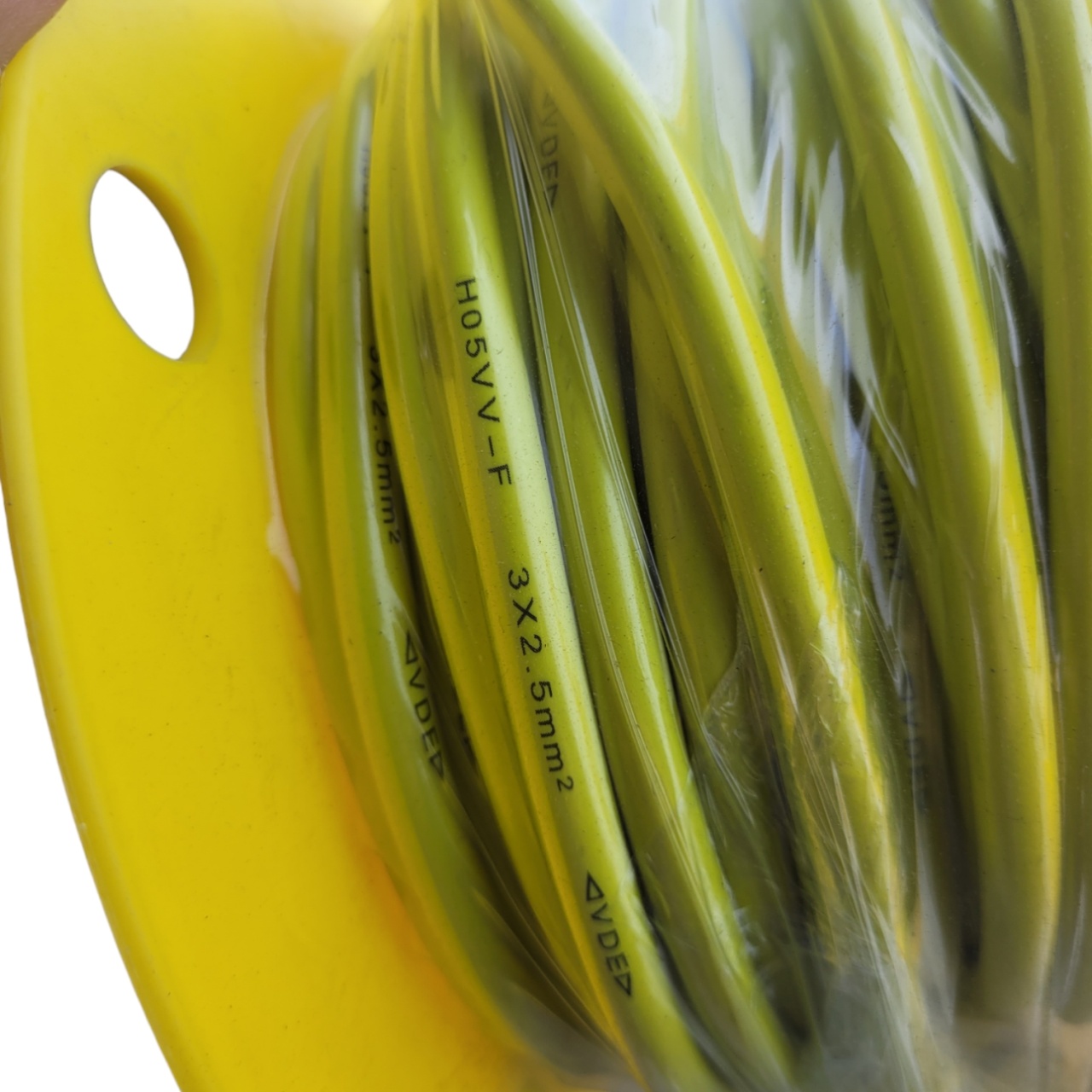 Купить оптом Удлинитель силовой на катушке 50 метров, желтый Удлинитель силовой на катушке 50 метров, желтый оптом