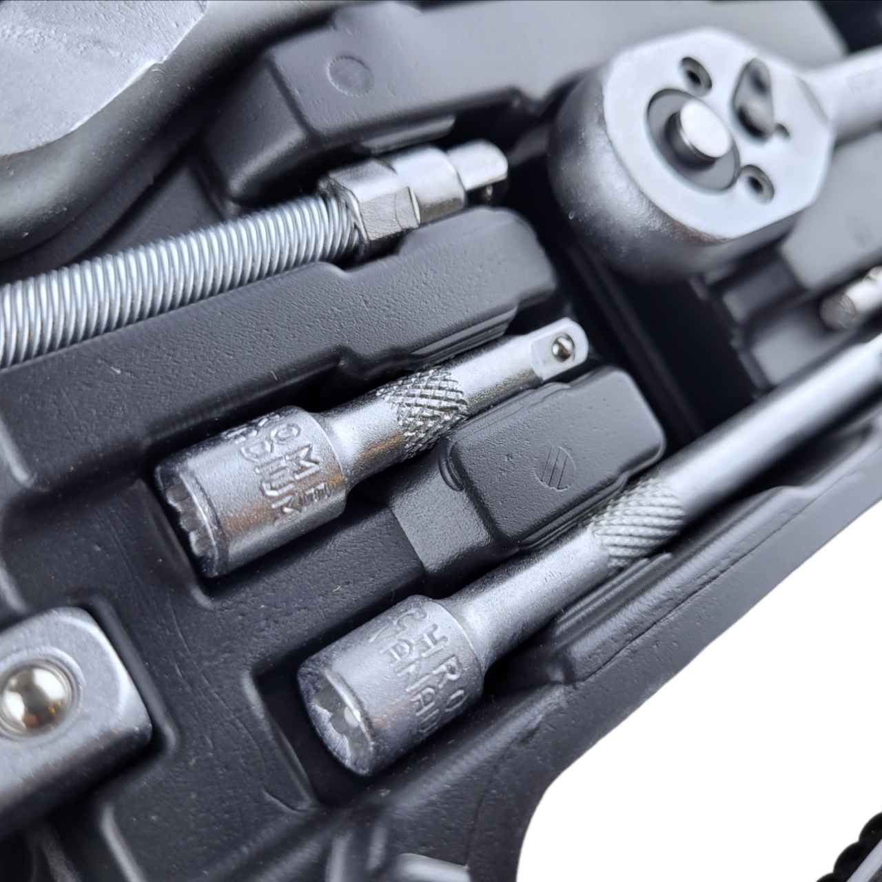 Купить оптом Набор инструментов для автомобиля 94 предмета CRV сталь Набор инструментов для автомобиля 94 предмета CRV сталь оптом